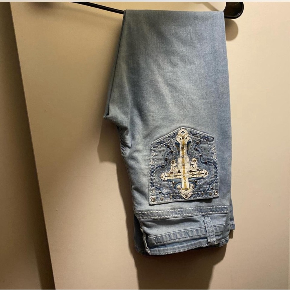 light blue cross flared jeans

DM me for any questions🐚
